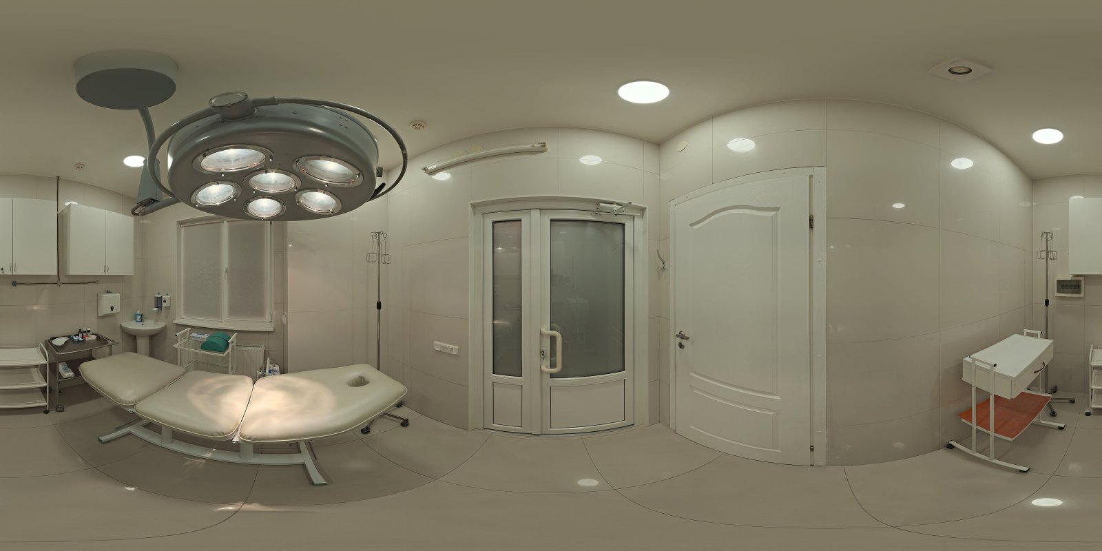 Leerer Behandlungsraum eines Krankenhauses mit Bett und medizinischer Ausstattung