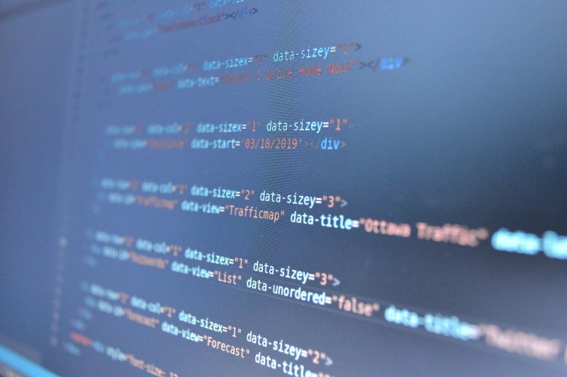Unscharfer Programmcode auf einem Bildschirm als Symbol für eine Software-Sicherheitslücke
