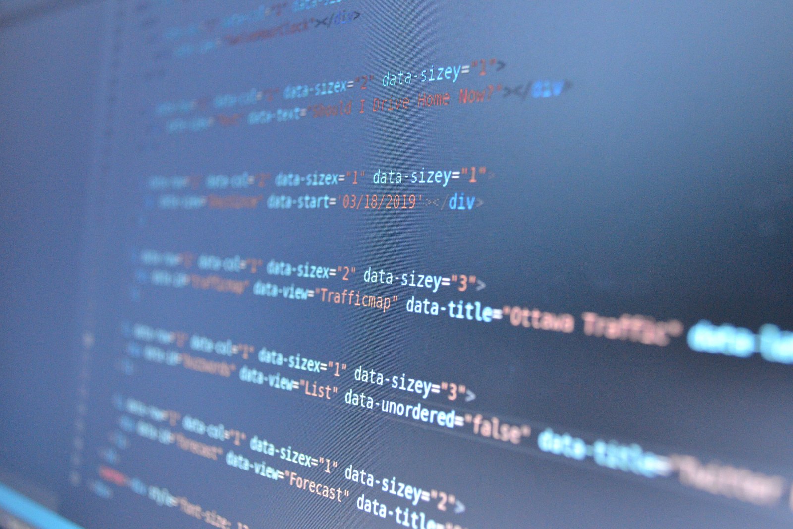 Unscharfer Programmcode auf einem Bildschirm als Symbol für eine Software-Sicherheitslücke