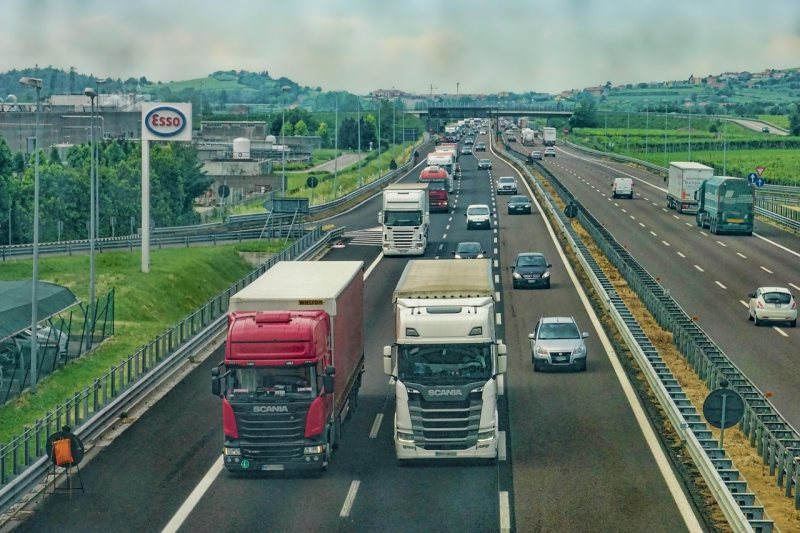 Mehrere Lastkraftwagen fahren auf einer Autobahn