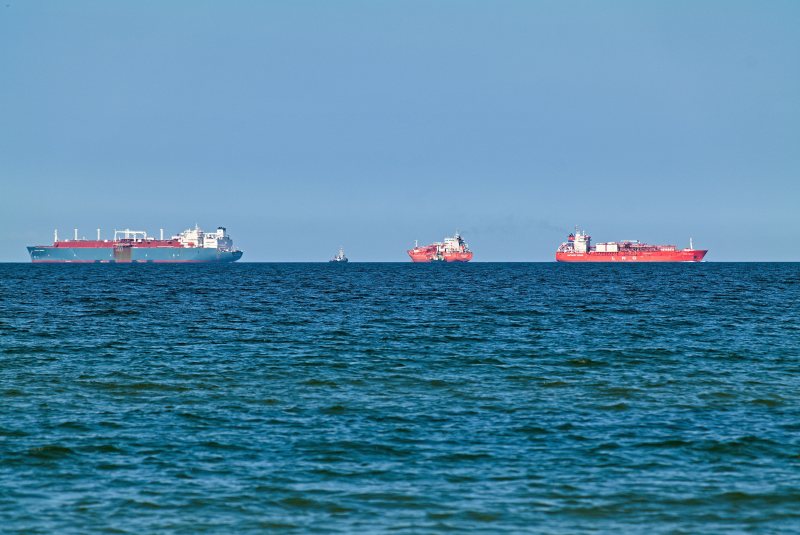 Mehrere Gastanker auf dem Meer vor Rügen