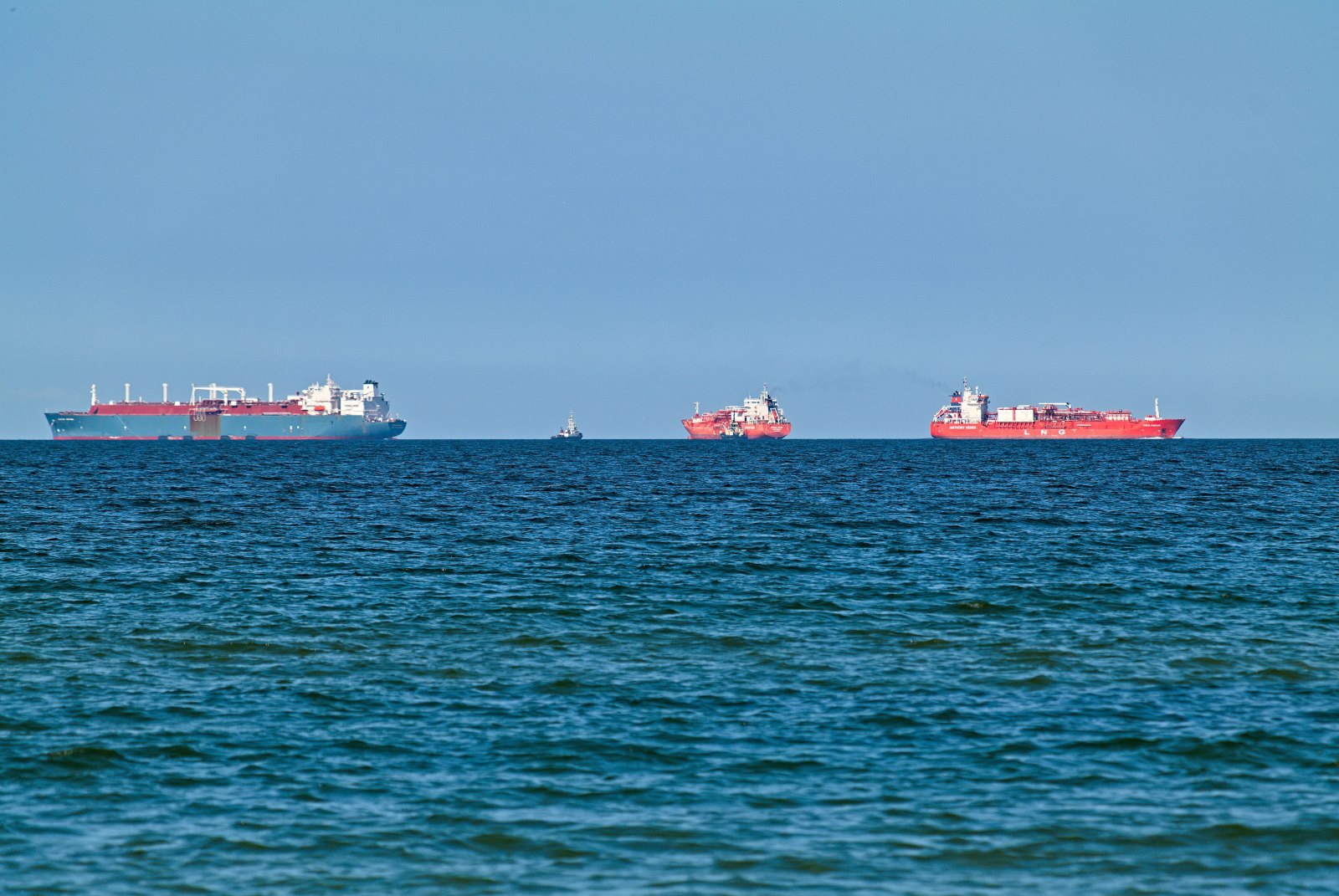 Mehrere Gastanker auf dem Meer vor Rügen