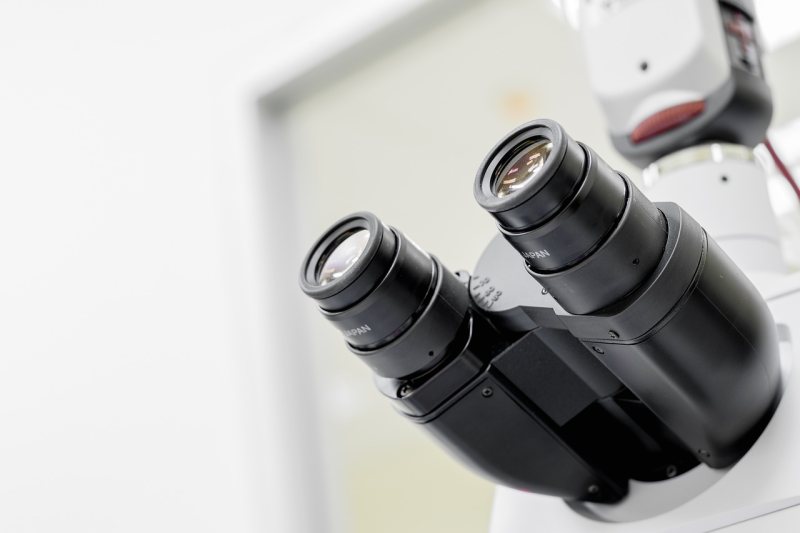 Nahaufnahme eines Mikroskops als Symbol für wissenschaftliche Forschung