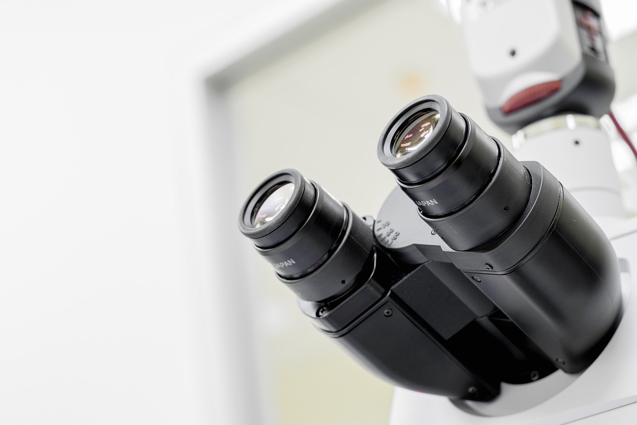 Nahaufnahme eines Mikroskops als Symbol für wissenschaftliche Forschung