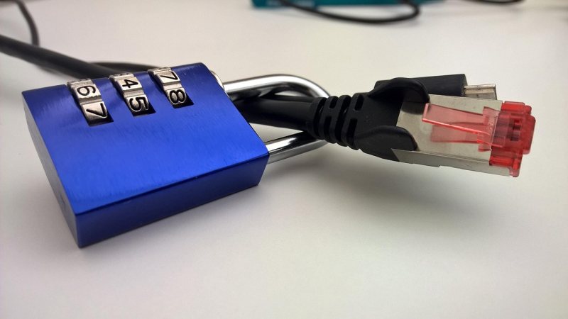 Ein Zahlenschloss liegt auf einem Datenkabel