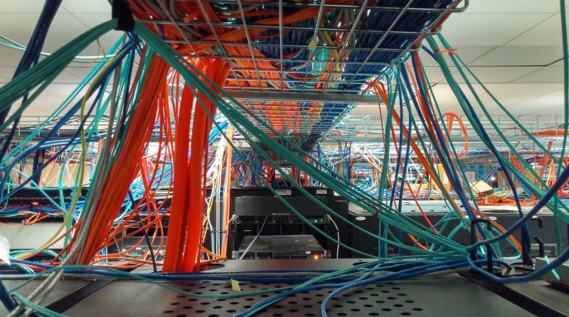 Viele Netzwerkkabel an Computeranschlüssen