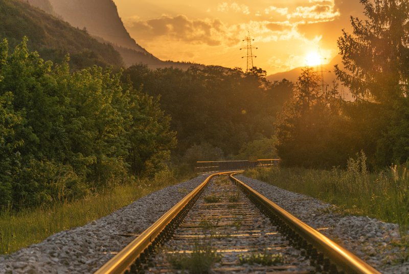 Bahngleise in einer Landschaft als Symbol für Wege im öffentlichen Nahverkehr