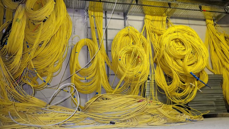Gelbe Netzwerkkabel in einem Serverraum als Symbol für IT-Infrastruktur