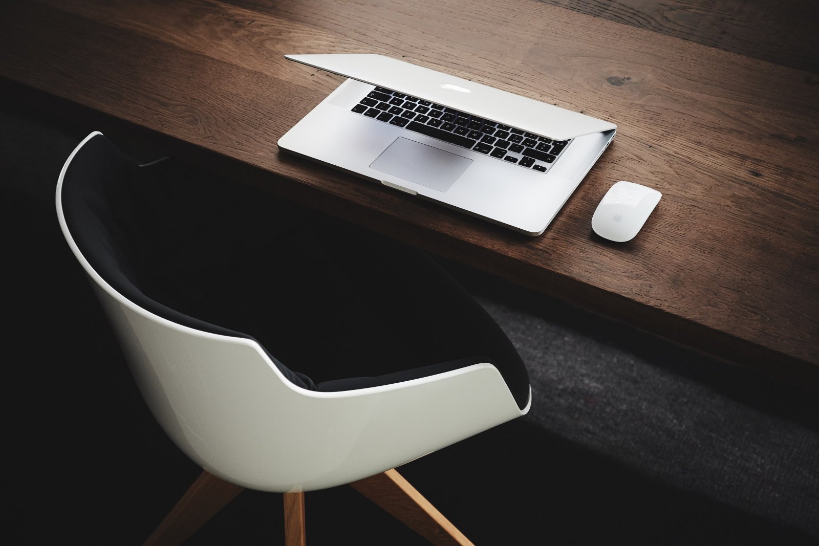 Leerer Schreibtisch mit Laptop und Arbeitsmaterial