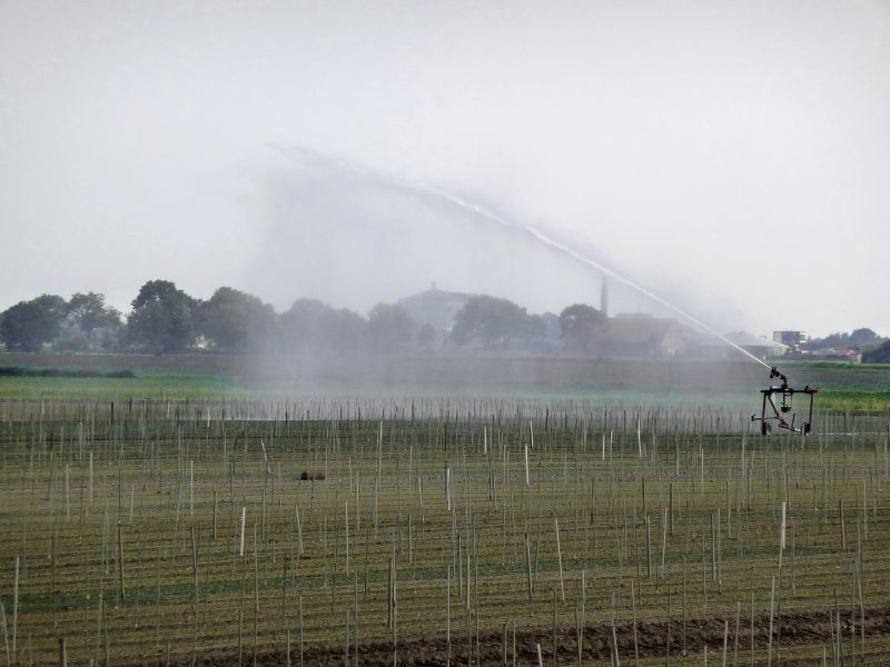 Bewässerungsanlage auf einem trockenen landwirtschaftlichen Feld