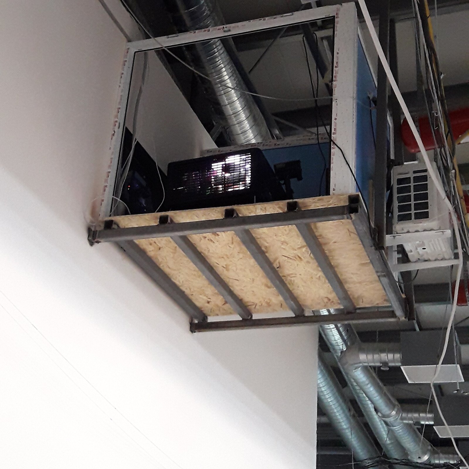 Digitaler Filmprojektor in einem technisch ausgebauten Vorführraum