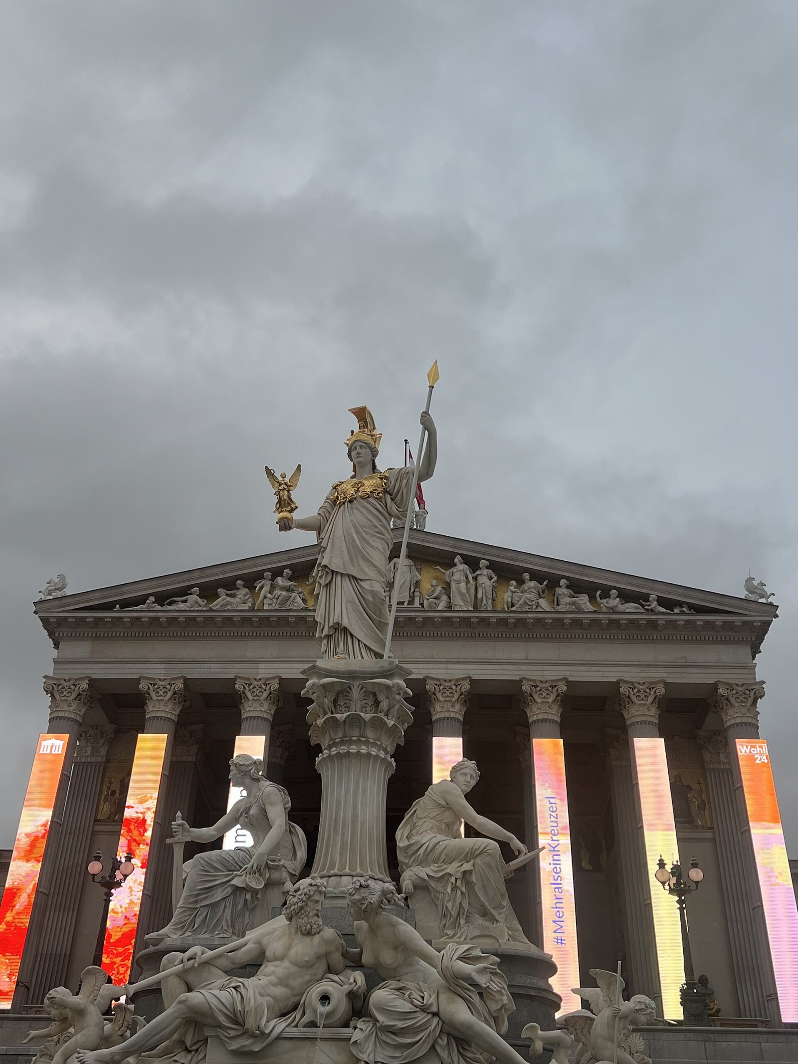 Symbolbild: Außenansicht des österreichischen Parlamentsgebäudes in Wien
