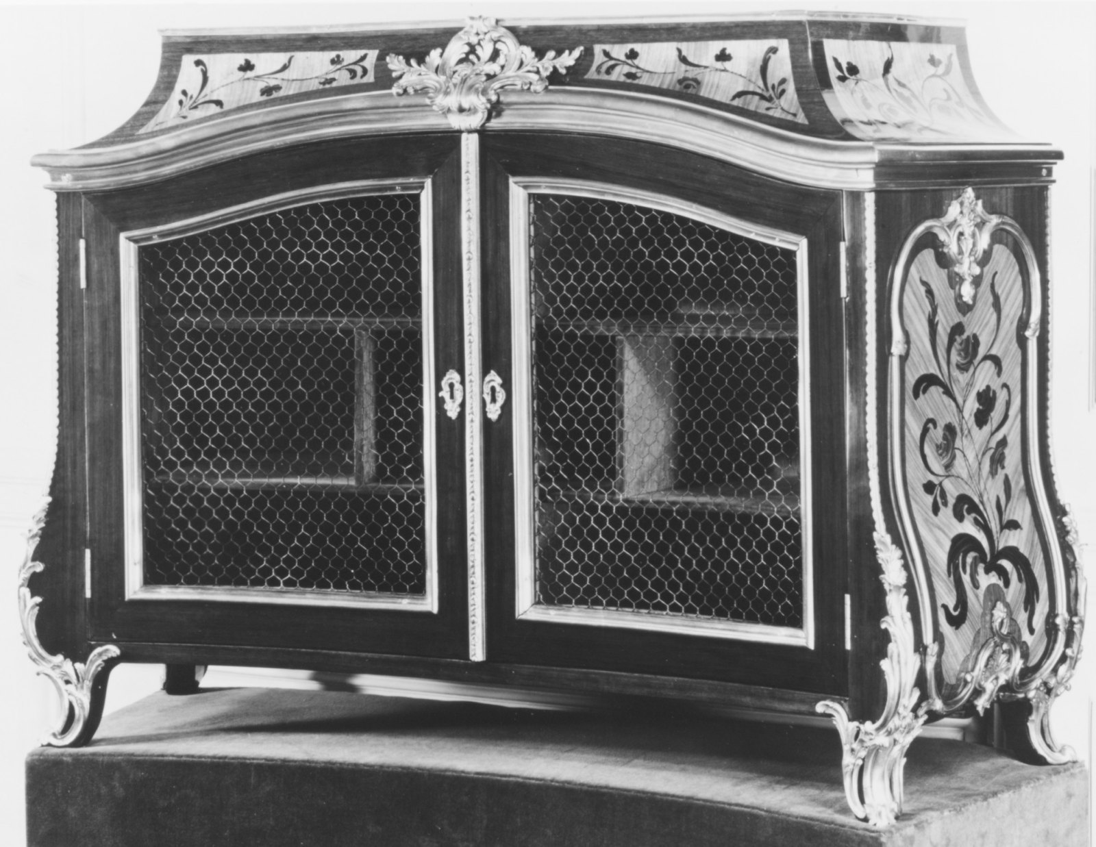 Historischer verzierter Aktenschrank in Schwarz-Weiß