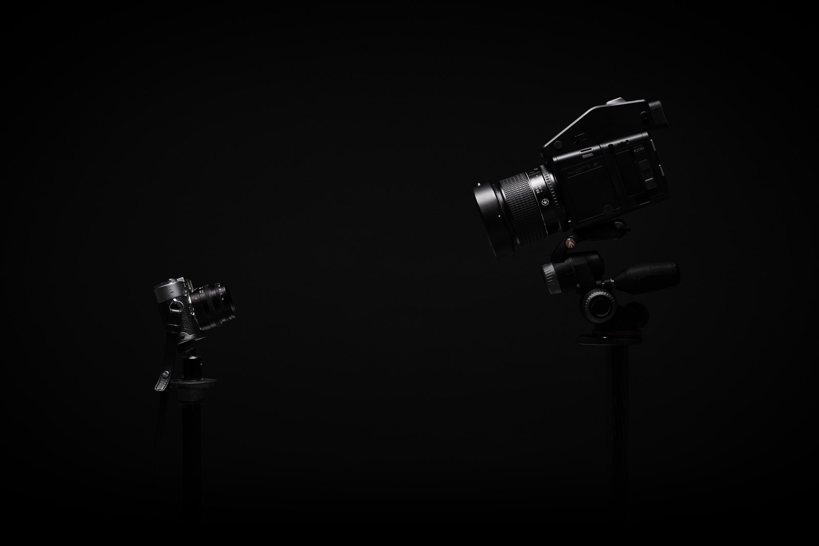 Fotoapparat und Videokamera auf einer hellen Fläche