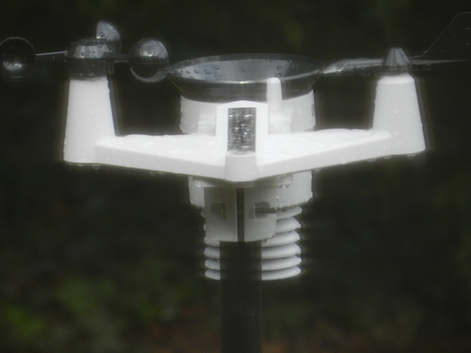 Eine Wetterstation im Regen als Symbol für die Erfassung von Naturereignissen