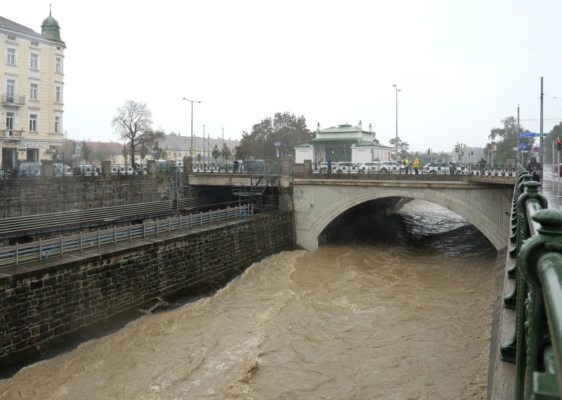 Hochwasser am Wienfluss nahe Schönbrunn als Symbol für erfasste Schäden durch Naturereignisse