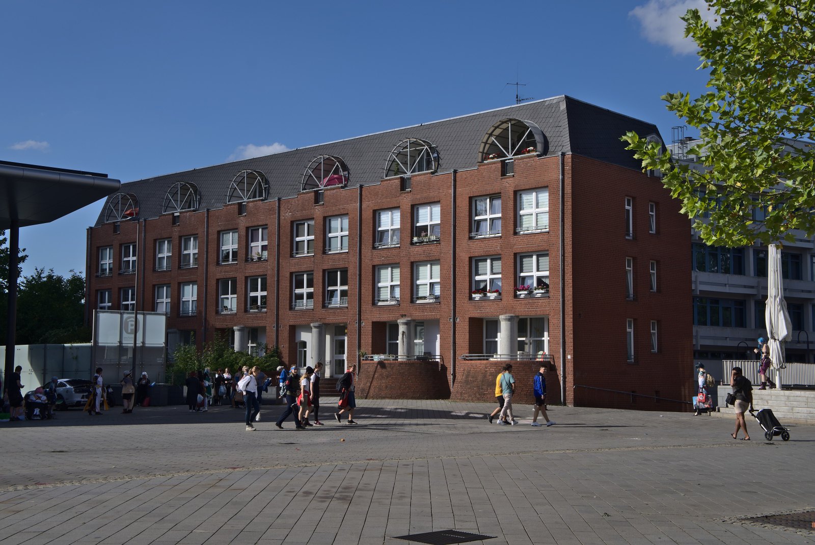 Mehrstöckiges Wohnhaus an einem Platz