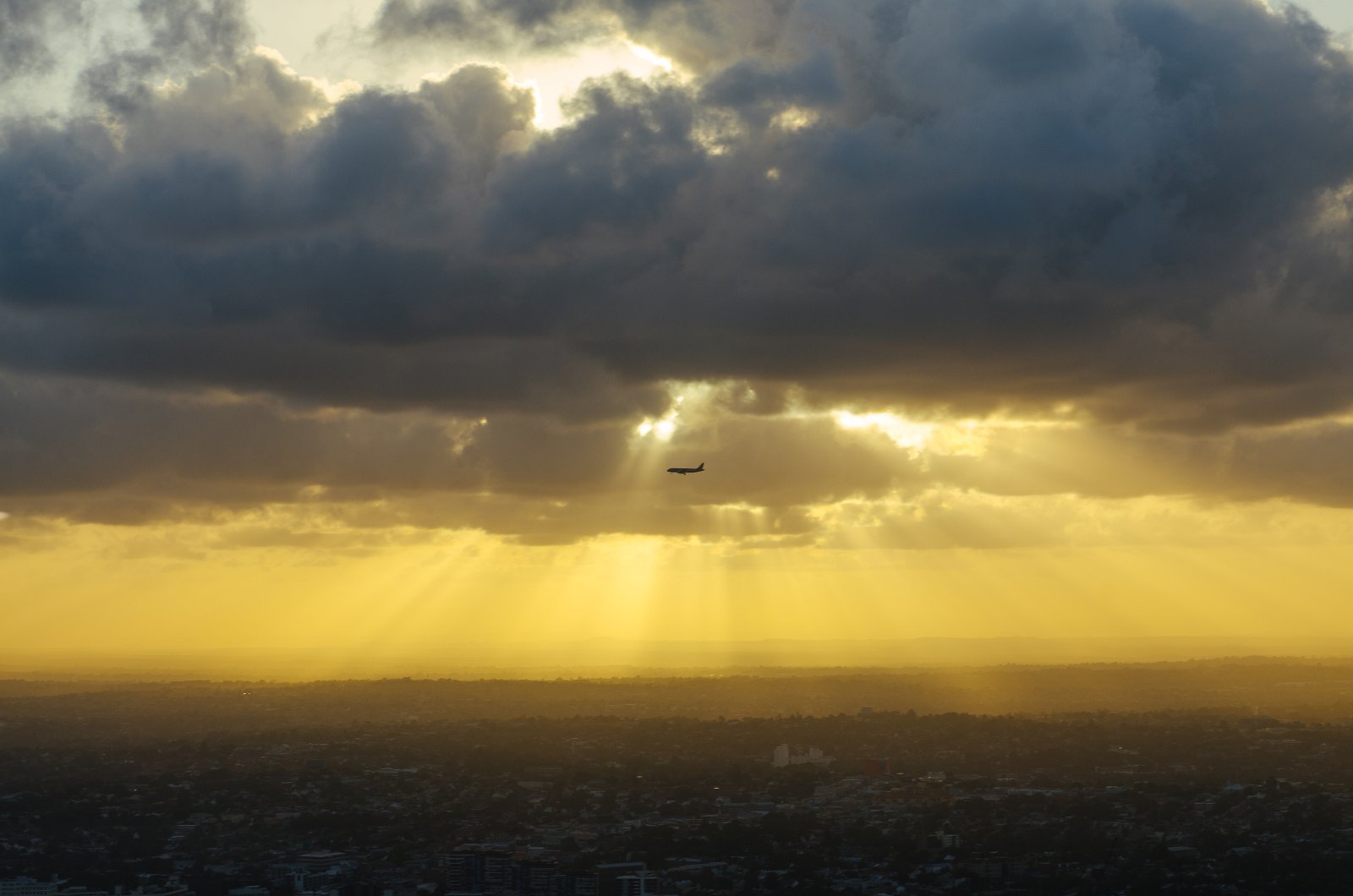 Flugzeug vor dichter Wolkendecke als Symbol für Zivilluftfahrt