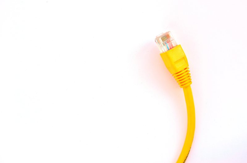 Gelbes Netzwerkkabel mit transparentem Ethernet-Stecker