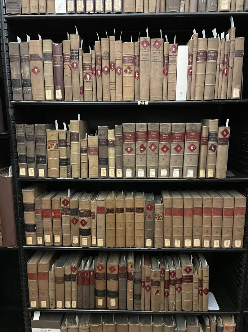 Regale mit alten juristischen Büchern in einer Bibliothek