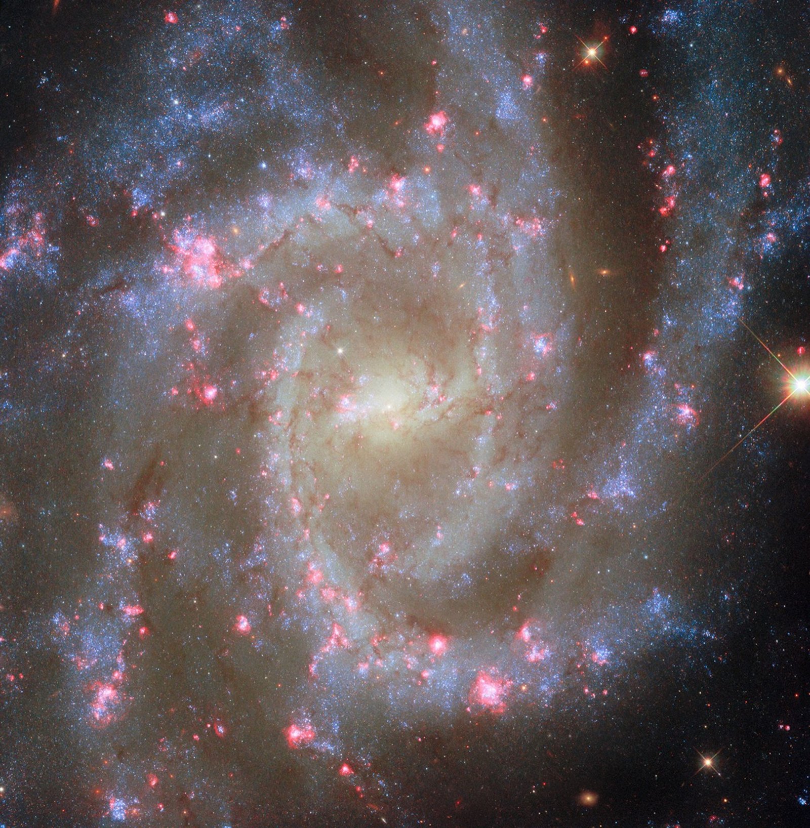 Farbenreiche Spiralgalaxie vor dunklem Weltraum