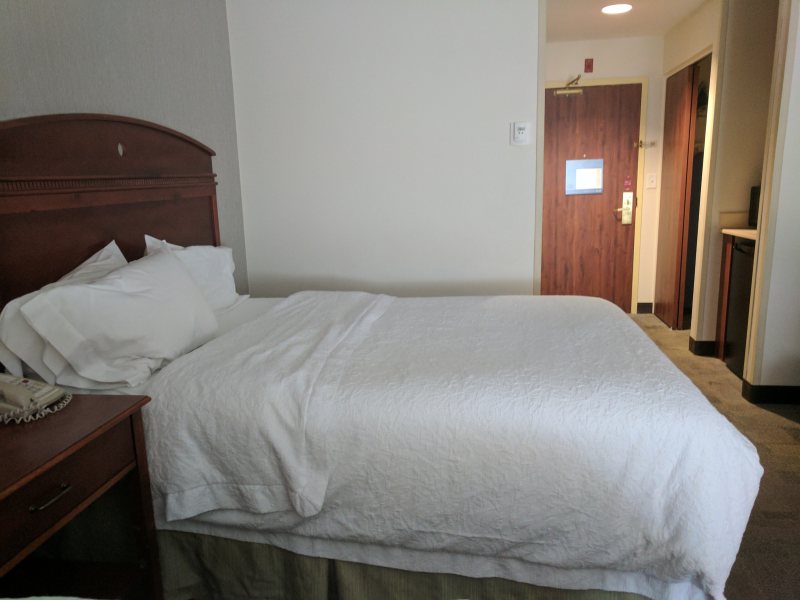 Leeres Doppelbett in einem Hotelzimmer