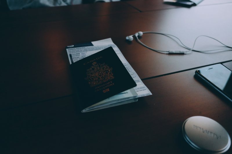 Reisedokumente und Arbeitsutensilien auf einem Tisch