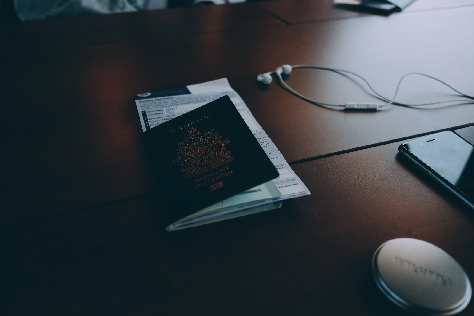 Reisedokumente und Arbeitsutensilien auf einem Tisch