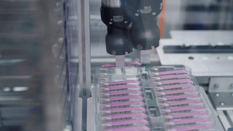 Ein Industrieroboter arbeitet an einer Fertigungsanlage für Medizintechnik
