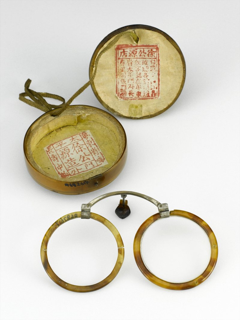 Eine historische zusammenklappbare Brille mit Etui