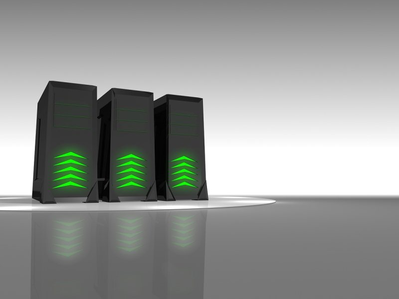 Server- und Datenschränke in einem Rechenzentrum.