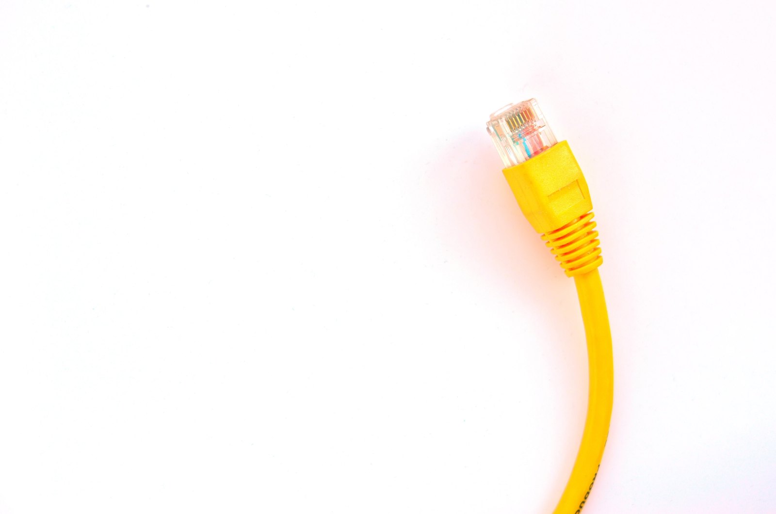 Gelbes Ethernetkabel mit transparentem Netzwerkstecker