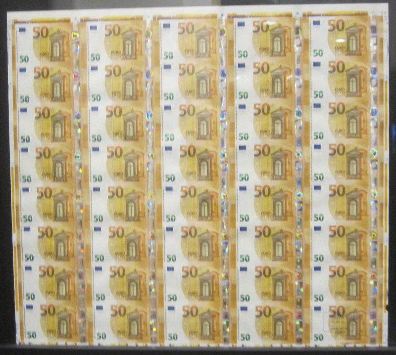 Ungeschnittener Bogen mit mehreren 50-Euro-Banknoten