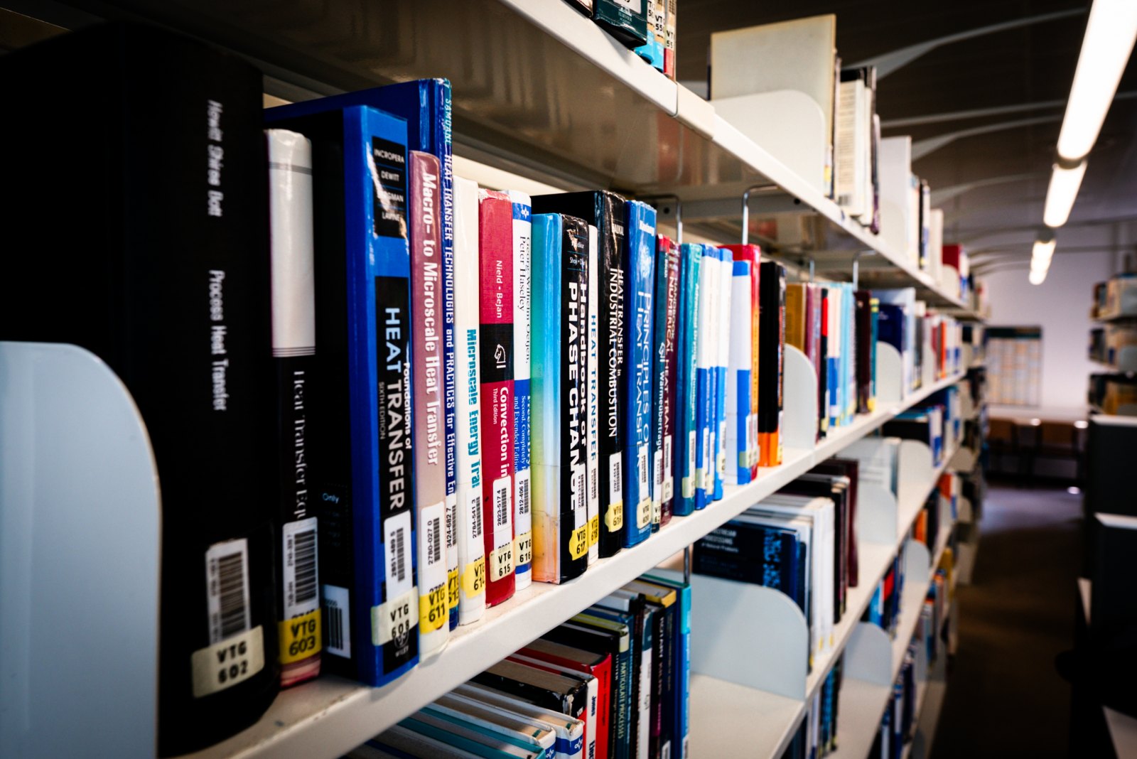 Bücherregale in der Universitätsbibliothek der Technischen Universität Hamburg als Symbol für den Studienort
