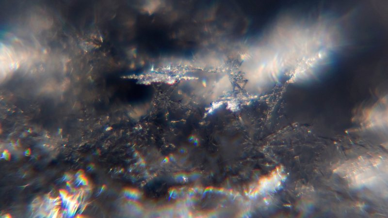 Nahaufnahme glitzernder natürlicher Eiskristalle im Sonnenlicht