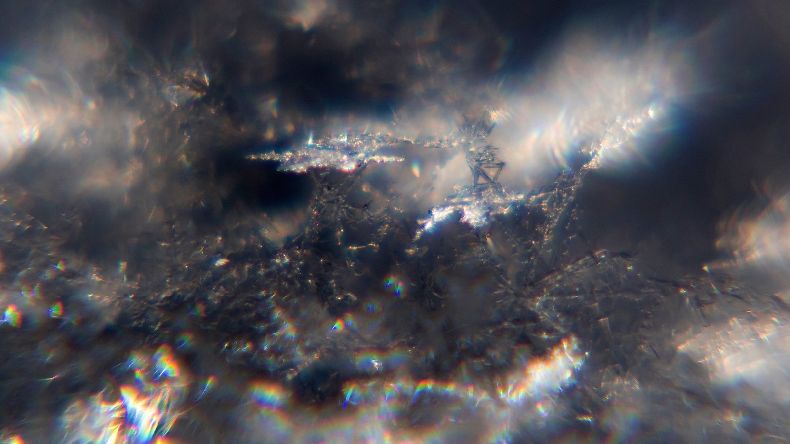 Nahaufnahme glitzernder natürlicher Eiskristalle im Sonnenlicht