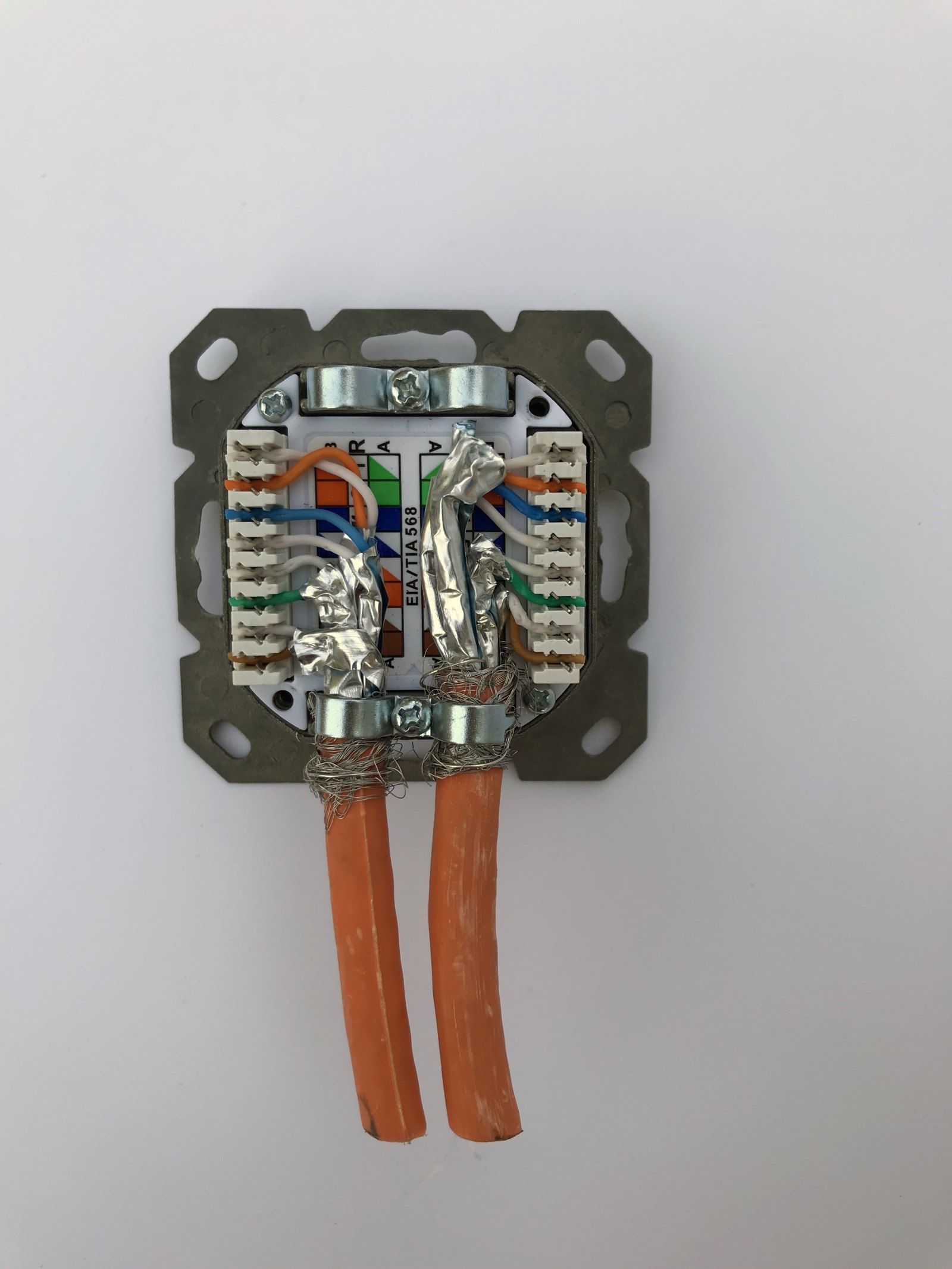 Netzwerkdose mit zwei angeschlossenen Ethernetkabeln