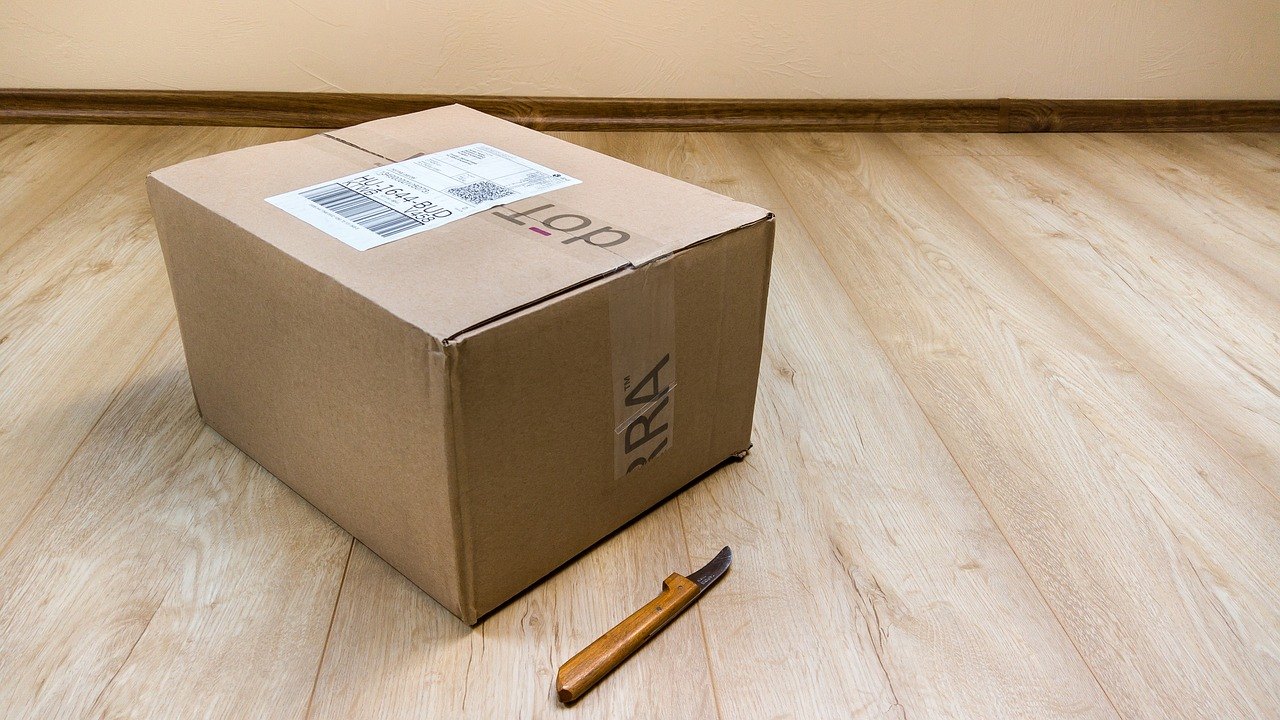 Neutraler brauner Versandkarton auf einer Holzfläche