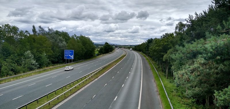 Mehrspurige Autobahn aus der Sicht einer Brücke