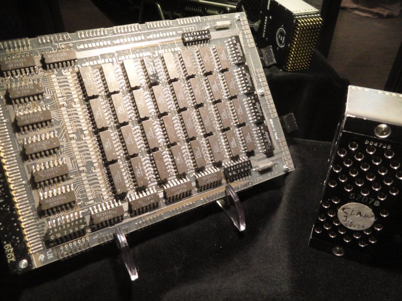 Historische Computerplatine mit Speicherbauteilen