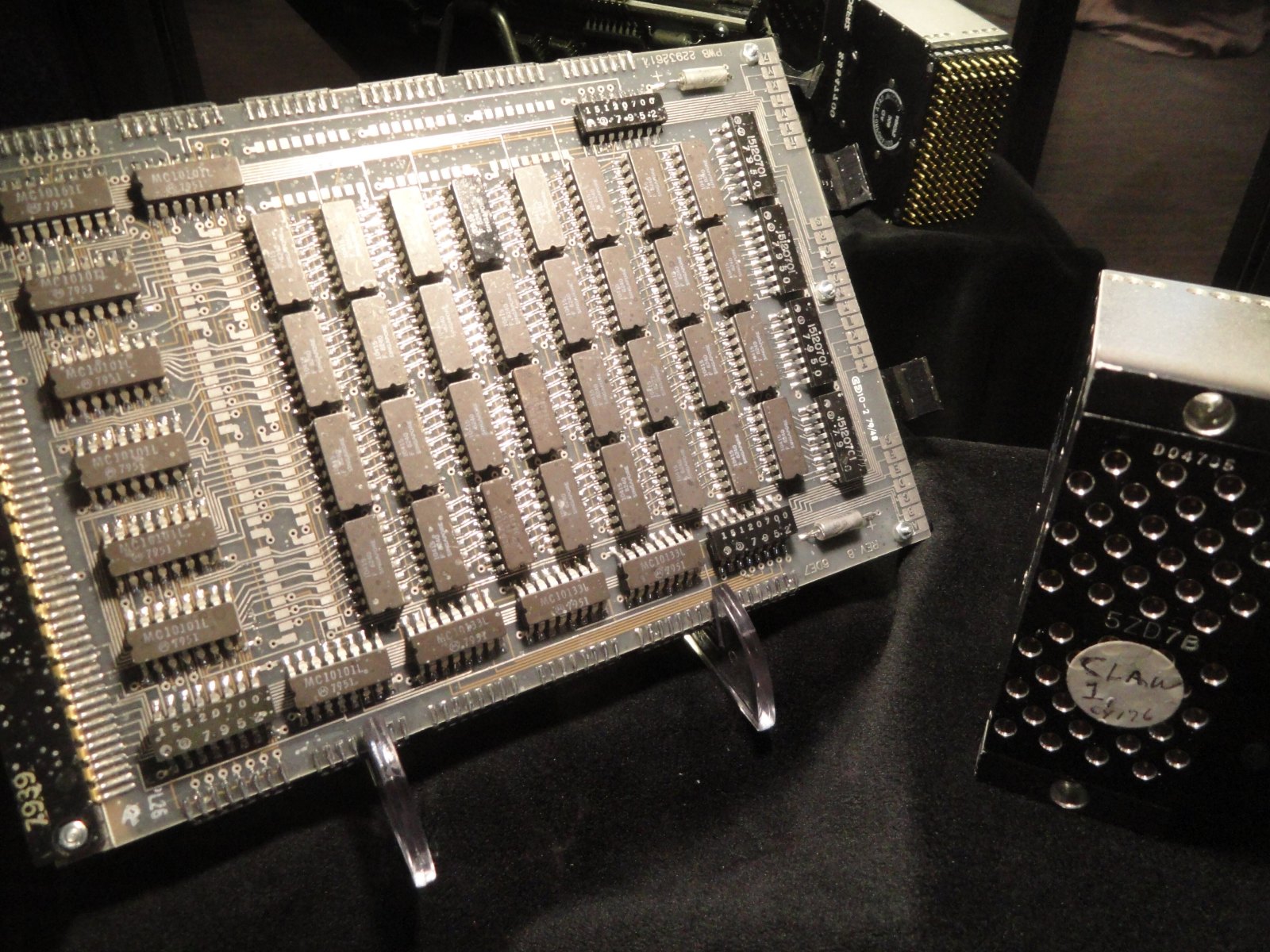 Historische Computerplatine mit Speicherbauteilen