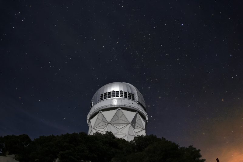 Großes Teleskop unter einem klaren Sternenhimmel