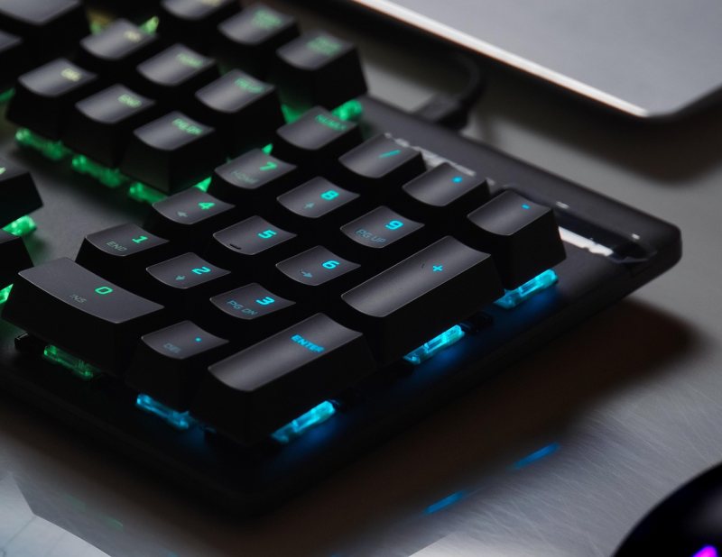 Nahaufnahme einer beleuchteten schwarzen Computertastatur.