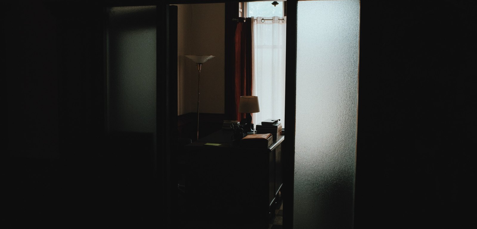 Leerer, hell gestrichener Raum mit Fenster