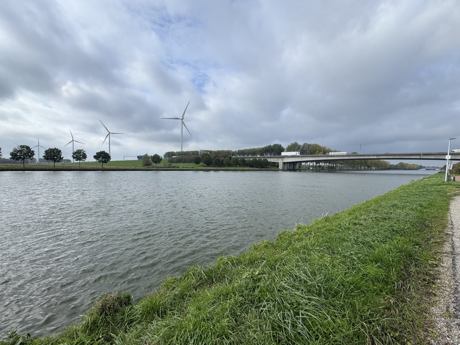 Windkraftanlagen an einem Kanal als Symbol für digital zu schützende Energieanlagen