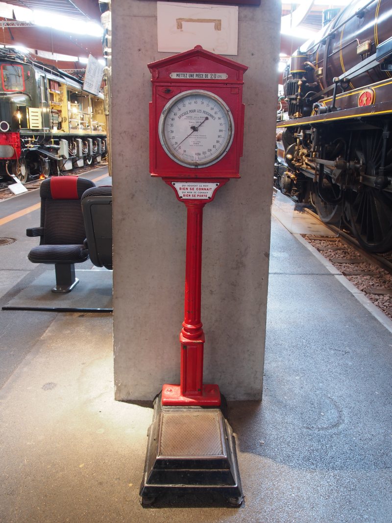 Eine mechanische Personenwaage vor neutralem Hintergrund