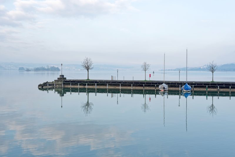 Blick über den Zürichsee bei Rapperswil mit Ufer und Bergen