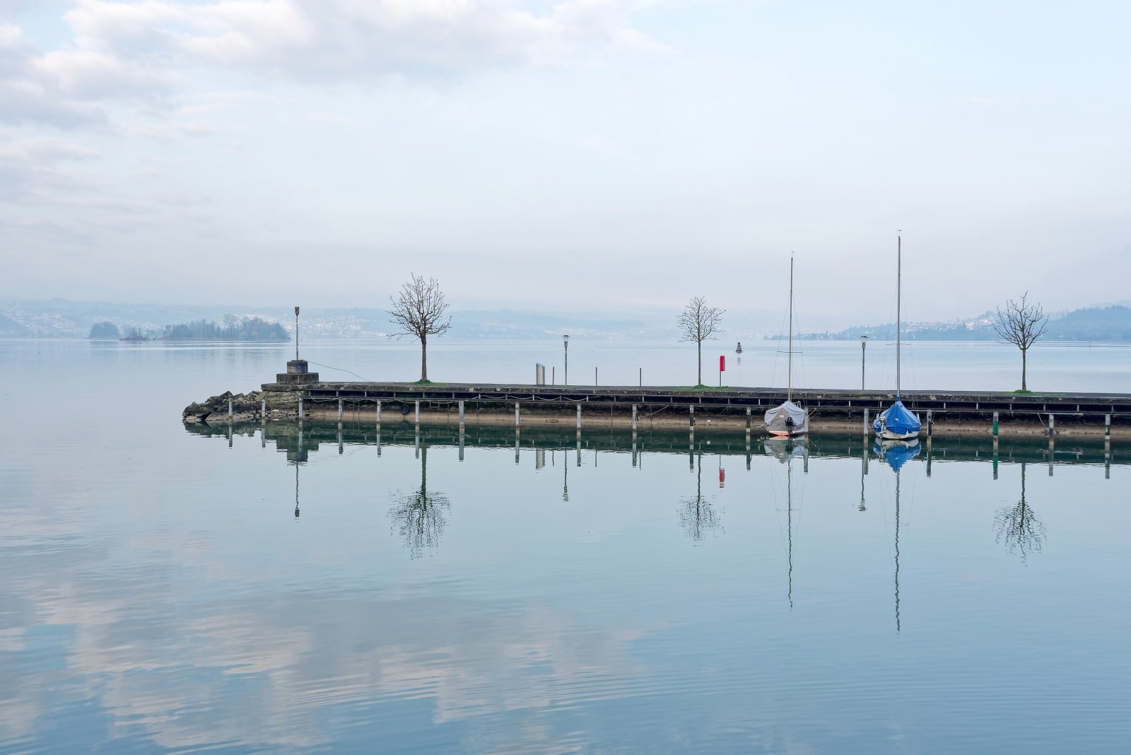 Blick über den Zürichsee bei Rapperswil mit Ufer und Bergen